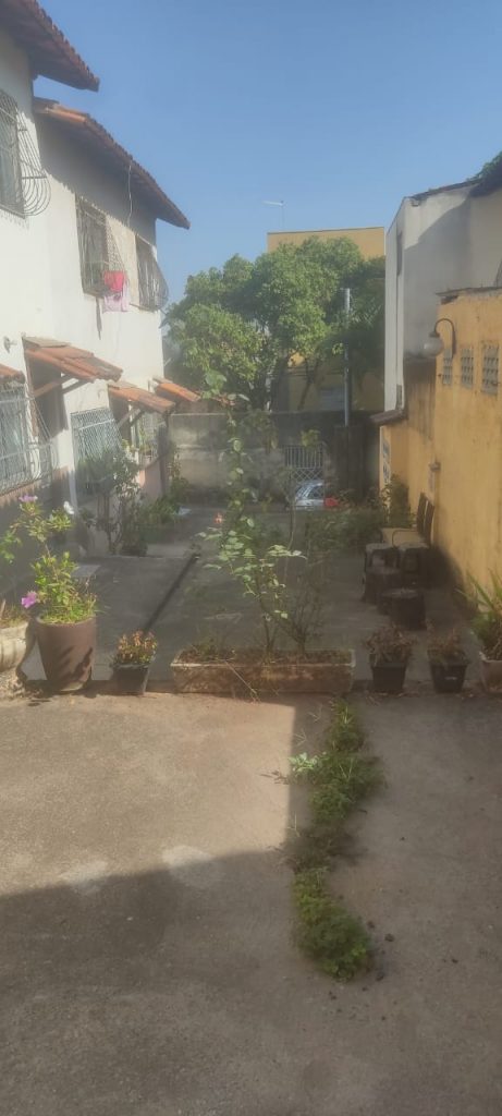 Vende-se casa na R. Dinah Rocha Mello/Heliópolis