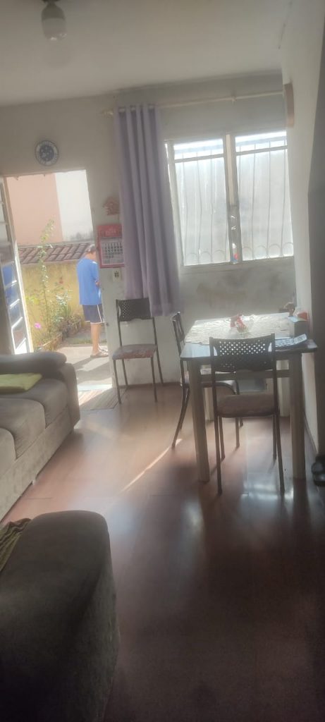 Vende-se casa na R. Dinah Rocha Mello/Heliópolis