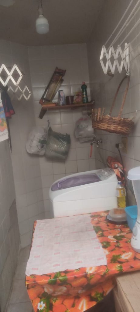 Vende-se casa na R. Dinah Rocha Mello/Heliópolis