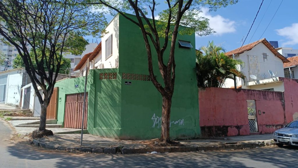 Vende-se casa na R. Dinah Rocha Mello/Heliópolis
